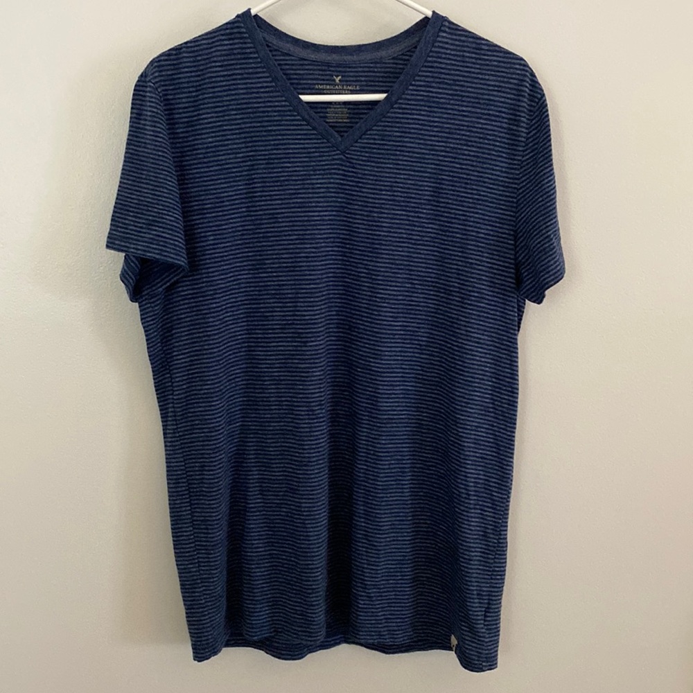 American Eagle Mens Large blue V neck shirt